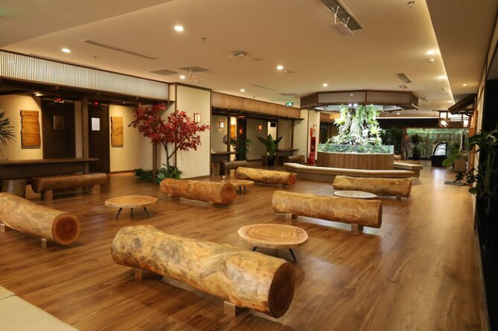 You said: hãy viết cho tôi 5 bài viết hoặc gợi ý 1 số nguồn nói về không gian chăm sóc sức khỏe đặc biệt trong ngành Onsen và Jjimjilbang. ChatGPT said: Dưới đây là 5 bài viết và gợi ý nội dung cụ thể xoay quanh không gian chăm sóc sức khỏe đặc biệt trong ngành Onsen (Nhật Bản) và Jjimjilbang (Hàn Quốc). Bạn có thể dùng để viết bài blog, nội dung truyền thông, brochure spa hoặc nghiên cứu thị trường. 📝 BÀI VIẾT 1: Onsen – Nghệ thuật tắm khoáng trị liệu của người Nhật Gợi ý nội dung: Lịch sử lâu đời của Onsen và văn hóa tắm tập thể tại Nhật. Công dụng trị liệu: lưu thông máu, giảm đau xương khớp, thải độc. Thiết kế không gian Onsen: tối giản, hòa mình vào thiên nhiên, thường ở vùng núi hoặc gần suối khoáng tự nhiên. Nghi thức khi vào Onsen: tắm sạch trước khi ngâm, không mặc đồ, không gây ồn ào. Ứng dụng mô hình Onsen trong các spa cao cấp hiện đại ở Việt Nam. 📝 BÀI VIẾT 2: Jjimjilbang – Văn hóa xông hơi Hàn Quốc không chỉ là thư giãn Gợi ý nội dung: Khái niệm Jjimjilbang: nhà tắm công cộng tích hợp xông hơi, nghỉ ngơi, giải trí và ăn uống. Các phòng xông đặc trưng: phòng muối, phòng đá thạch anh, phòng hồng ngoại, phòng băng… Không gian đa chức năng: nơi cả gia đình thư giãn, ngủ qua đêm, xem TV, ăn uống. Lợi ích sức khỏe: đào thải độc tố, cải thiện giấc ngủ, làm đẹp da, giảm stress. Jjimjilbang nổi bật: Dragon Hill Spa, Siloam Spa, Spaland Centum City. 📝 BÀI VIẾT 3: So sánh mô hình Onsen và Jjimjilbang – Đâu là lựa chọn phù hợp với bạn? Gợi ý nội dung: So sánh về văn hóa, mục đích, trải nghiệm khách hàng. Onsen mang tính trị liệu sâu, thiên nhiên; Jjimjilbang chú trọng tính tiện ích, đa năng. Đối tượng khách hàng: Onsen thường là người lớn, thiên về thiền định; Jjimjilbang phù hợp với nhóm bạn, gia đình. Xu hướng kết hợp cả hai mô hình tại các resort chăm sóc sức khỏe hiện đại. 📝 BÀI VIẾT 4: Thiết kế không gian Onsen và Jjimjilbang – Gợi mở triết lý “chữa lành bằng môi trường sống” Gợi ý nội dung: Thiết kế ánh sáng, vật liệu (gỗ, đá, tre, thạch anh…), âm thanh thiên nhiên. Không gian mở, gắn kết với thiên nhiên hoặc mô phỏng cảnh quan tự nhiên. Phân khu chức năng: khu tắm – khu nghỉ ngơi – khu thiền định – khu ăn uống. Ứng dụng kiến trúc thiền Nhật Bản và phong thủy Hàn Quốc. Case study: thiết kế một không gian chăm sóc sức khỏe tại resort Việt Nam mang hơi hướng Onsen & Jjimjilbang. 📝 BÀI VIẾT 5: Xu hướng toàn cầu hóa của Onsen và Jjimjilbang trong ngành chăm sóc sức khỏe Gợi ý nội dung: Sự lan tỏa của mô hình Onsen & Jjimjilbang ra thế giới: Mỹ, Úc, Việt Nam, châu Âu. Kết hợp công nghệ: cảm biến nhiệt độ, lọc nước, đèn hồng ngoại, app đặt lịch. Sự phát triển của Wellness Tourism: tắm khoáng kết hợp thiền, yoga, detox, trị liệu tâm lý. Vai trò của Onsen & Jjimjilbang trong dịch vụ nghỉ dưỡng chăm sóc sức khỏe hậu Covid-19. 📚 Gợi ý nguồn tham khảo uy tín: Visit Japan / Japan National Tourism Organization https://www.japan.travel/en/uk/onsen/ Cung cấp thông tin đầy đủ về các loại Onsen, nghi thức và lợi ích. Korea Tourism Organization https://english.visitkorea.or.kr/ Có mục riêng nói về Jjimjilbang, cách sử dụng, trải nghiệm. Spa Business Magazine / Wellness Trends Reports https://www.spabusiness.com/ Phân tích xu hướng toàn cầu về spa, Onsen và wellness tourism. ArchDaily / Dezeen Các bài viết về thiết kế kiến trúc không gian Onsen & Jjimjilbang. Books: “The Japanese Bath” – Bruce Smith & Yoshiko Yamamoto “Wellness by Design” – Jamie Gold “Thermal Baths in Europe” – Christian Gausepohl Nếu bạn cần mình viết một trong các bài ở trên thành nội dung hoàn chỉnh (300–500 từ) hoặc dựng outline chi tiết cho content/PR/Brochure, chỉ cần nói nhé! You said: Hãy tạo cho tôi 1 bài viết khoảng 1000 từ về nội dung này “Onsen – Nghệ thuật tắm khoáng trị liệu của người Nhật” ChatGPT said: Dưới đây là bài viết khoảng 1000 từ về chủ đề “Onsen – Nghệ thuật tắm khoáng trị liệu của người Nhật”, được trình bày theo phong cách dễ hiểu, giàu thông tin, phù hợp cho blog, bài PR ngành wellness hoặc brochure du lịch: Onsen – Nghệ thuật tắm khoáng trị liệu của người Nhật Trong nền văn hóa Nhật Bản, Onsen không chỉ đơn thuần là một hình thức tắm khoáng nóng, mà còn là một nghệ thuật sống, một phương pháp chăm sóc sức khỏe truyền thống được tôn vinh qua hàng ngàn năm. Tắm Onsen là sự kết hợp hài hòa giữa yếu tố thiên nhiên, triết lý thiền định và chăm sóc cơ thể một cách tự nhiên – đúng như tinh thần “wabi-sabi” của người Nhật: tìm thấy vẻ đẹp trong sự đơn giản và sự chữa lành đến từ thiên nhiên. 1. Onsen là gì? Onsen (温泉) trong tiếng Nhật có nghĩa là “suối nước nóng”. Do nằm trên vành đai núi lửa Thái Bình Dương, Nhật Bản sở hữu hơn 3.000 nguồn suối khoáng tự nhiên, nhiều trong số đó chứa các khoáng chất quý hiếm như lưu huỳnh, natri, canxi, bicarbonate, sắt… được hình thành do hoạt động địa nhiệt bên dưới lòng đất. Những nguồn nước này thường có nhiệt độ từ 25°C trở lên và mang theo những dưỡng chất đặc biệt giúp thải độc, tăng tuần hoàn máu, giảm đau nhức xương khớp và làm đẹp da. Từ xa xưa, người Nhật đã biết sử dụng suối khoáng như một hình thức trị liệu, thanh lọc cả cơ thể lẫn tâm trí – đó chính là nguồn gốc của Onsen. 2. Nét độc đáo trong văn hóa tắm Onsen Tắm Onsen không chỉ là một trải nghiệm thể chất, mà còn mang đậm yếu tố tinh thần và cộng đồng. Dưới đây là những điều đặc trưng tạo nên văn hóa Onsen: Không mặc đồ khi tắm chung Đây là một nét văn hóa khiến nhiều du khách phương Tây ngạc nhiên. Khi vào Onsen, bạn phải cởi bỏ toàn bộ quần áo, vì người Nhật quan niệm rằng: trong Onsen, mọi người đều bình đẳng, không phân biệt địa vị hay ngoại hình. Sự “trần trụi” này tượng trưng cho sự thuần khiết và thành thật. Tắm sạch trước khi ngâm mình Trước khi bước vào bể Onsen, người dùng phải tắm gội thật kỹ ở khu vực riêng. Điều này thể hiện sự tôn trọng cộng đồng và giữ gìn vệ sinh chung. Yên tĩnh và thiền định Không giống như các spa hiện đại, Onsen luôn duy trì không gian yên tĩnh, nơi mọi người thư giãn trong im lặng, lắng nghe tiếng nước, tiếng gió, và cảm nhận hơi ấm từ khoáng chất. Đây là hình thức “thiền ướt” đặc trưng của người Nhật. Không được lặn hoặc bơi Tắm Onsen không phải để chơi đùa. Việc bơi lội, làm nước bắn tung tóe được xem là thiếu lịch sự. 3. Các loại Onsen và công dụng trị liệu Nhật Bản có hàng trăm loại Onsen khác nhau, được phân loại dựa trên thành phần khoáng chất, nhiệt độ và khu vực địa lý. Mỗi loại lại mang đến những lợi ích riêng cho sức khỏe: Onsen lưu huỳnh (Sulfur Onsen): Giúp trị các bệnh về da, thấp khớp và tăng cường tuần hoàn máu. Onsen muối (Salt Onsen): Giữ ấm cơ thể, tốt cho người mắc chứng lạnh tay chân và giúp thư giãn thần kinh. Onsen bicarbonate (Hydrogen carbonate): Làm mềm da, tẩy tế bào chết, rất được ưa chuộng trong làm đẹp. Onsen sắt (Iron Onsen): Giúp bổ sung khoáng chất cho phụ nữ thiếu máu hoặc mệt mỏi mãn tính. Ngoài ra, còn có các Onsen mang tính axit hoặc kiềm nhẹ, giúp diệt khuẩn tự nhiên hoặc hỗ trợ điều trị bệnh ngoài da. 4. Không gian Onsen – Sự hòa quyện giữa thiên nhiên và kiến trúc thiền Một điều khiến du khách say mê Onsen là không gian thiết kế tuyệt đẹp, thường gắn liền với thiên nhiên. Nhiều Onsen nằm bên sườn núi, cạnh dòng suối, trong rừng tre hoặc gần biển. Từ hồ nước nóng, bạn có thể phóng tầm mắt ra cảnh sắc bốn mùa: hoa anh đào nở rộ mùa xuân, rừng lá đỏ mùa thu hay tuyết phủ trắng trời mùa đông. Bên cạnh đó, kiến trúc Onsen thường tuân theo nguyên tắc tối giản kiểu Nhật, sử dụng vật liệu tự nhiên như gỗ, đá, tre và ánh sáng dịu nhẹ để tạo cảm giác tĩnh lặng, thanh lọc tinh thần. Những không gian thiền định, nghỉ ngơi và thưởng trà sau khi tắm cũng được bố trí hài hòa trong khu tổ hợp. 5. Onsen trong đời sống hiện đại và ngành du lịch Nhật Bản Ngày nay, Onsen đã trở thành một phần không thể thiếu trong văn hóa nghỉ dưỡng của người Nhật và là điểm thu hút hàng triệu du khách quốc tế mỗi năm. Tại Nhật, có những thị trấn Onsen nổi tiếng được quy hoạch riêng như: Hakone Onsen – gần Tokyo, có cả suối khoáng và cảnh núi Phú Sĩ. Beppu và Yufuin (Kyushu) – nổi tiếng với suối khoáng ngầm và dịch vụ trị liệu. Kusatsu Onsen (Gunma) – được mệnh danh là suối khoáng tốt nhất Nhật Bản. Không chỉ dừng ở du lịch, nhiều trung tâm y tế và khách sạn cao cấp tại Nhật cũng đưa Onsen vào chương trình chăm sóc sức khỏe toàn diện (Wellness Program), kết hợp với thiền, yoga, detox và ăn uống cân bằng. 6. Onsen và xu hướng toàn cầu hóa Không chỉ giới hạn trong nước, mô hình Onsen đang lan tỏa mạnh mẽ ra thế giới. Nhiều quốc gia như Hàn Quốc, Mỹ, Đức và cả Việt Nam đã bắt đầu xây dựng các tổ hợp spa và resort mang hơi hướng Onsen truyền thống. Tại Việt Nam, có thể kể đến một số dự án như: Yoko Onsen Quang Hanh (Quảng Ninh), Alba Wellness Valley (Huế)… Các phiên bản Onsen hiện đại kết hợp với công nghệ điều khiển nhiệt độ, lọc khoáng nhân tạo và thiết kế mô phỏng thiên nhiên Nhật Bản đang ngày càng phổ biến, giúp đưa nghệ thuật tắm khoáng trị liệu của người Nhật đến gần hơn với thế giới. Kết luận Onsen không chỉ là một hình thức tắm khoáng, mà là một nghệ thuật chăm sóc sức khỏe cổ truyền được trân trọng trong đời sống người Nhật. Đó là nơi con người trở về với thiên nhiên, thanh lọc cơ thể và chữa lành tinh thần bằng những gì tinh túy nhất của đất trời. Dù bạn là du khách yêu thích văn hóa Nhật, người tìm kiếm trải nghiệm wellness cao cấp hay chủ đầu tư muốn phát triển mô hình chăm sóc sức khỏe mới, thì Onsen chính là biểu tượng sống động cho triết lý “chữa lành bằng thiên nhiên” – một di sản quý giá của đất nước mặt trời mọc. Nếu bạn cần chuyển bài này sang bản viết cho brochure, bài SEO, hoặc muốn chèn thêm ảnh minh họa, infographic, mình có thể hỗ trợ thêm. Bạn cần định dạng nào? You said: bạn có thể chuyển bài viết này sang tiếng anh cho tôi được ko ChatGPT said: Dưới đây là bản dịch tiếng Anh của bài viết “Onsen – Nghệ thuật tắm khoáng trị liệu của người Nhật”: Onsen – The Art of Therapeutic Hot Spring Bathing in Japan In Japanese culture, Onsen is more than just a hot spring bath—it’s a way of life, a time-honored method of natural healing and deep relaxation. For centuries, the Japanese have embraced Onsen as a ritual that nurtures both body and mind, combining nature, mindfulness, and wellness into a singular cultural experience. 1. What is Onsen? “Onsen” (温泉) translates literally to “hot spring” in Japanese. Due to its location on the Pacific Ring of Fire, Japan is home to over 3,000 natural hot springs, many enriched with minerals such as sulfur, sodium, calcium, bicarbonate, and iron—formed from underground geothermal activity. These mineral-rich waters typically reach temperatures above 25°C and are known to improve circulation, relieve joint and muscle pain, detox the body, and enhance skin health. Historically, Japanese people have used hot springs for healing, cleansing, and rejuvenation. This tradition laid the foundation for the Onsen culture we know today. 2. Unique Aspects of Onsen Culture Onsen bathing is both a physical and spiritual experience. Several customs and unwritten rules define the traditional Onsen experience: No clothing allowed Perhaps the most surprising aspect for foreigners: bathing is done naked, even in public baths. This reflects a philosophy of equality and honesty—everyone is the same in the bath, free of status and pretense. Shower before entering the bath Cleanliness is sacred in Japan. Visitors must thoroughly wash and rinse themselves before entering the hot spring to maintain the purity of the water and respect others. Quiet, mindful environment Unlike modern spas with music or conversation, most Onsen are places of peace and stillness. Guests are encouraged to reflect, breathe deeply, and connect with the sounds of nature—the wind, water, and silence. No diving or splashing Bathing is for relaxation, not play. Swimming or splashing is considered rude and disruptive in an Onsen. 3. Types of Onsen and Their Healing Properties Japan has hundreds of Onsen types, categorized by mineral content, temperature, and geography. Each offers unique benefits for wellness: Sulfur Onsen: Helps treat skin conditions, arthritis, and improves blood circulation. Salt Onsen: Warms the body deeply, great for cold extremities, soothes nerves. Bicarbonate Onsen: Naturally exfoliates and softens skin, popular for beauty care. Iron Onsen: Ideal for women with anemia or chronic fatigue. Some Onsen are slightly acidic or alkaline, offering antibacterial properties and benefits for sensitive skin. 4. Onsen Spaces – A Harmony of Nature and Zen Architecture What makes the Onsen experience truly unforgettable is the natural setting and serene design. Many Onsen are built in the mountains, by rivers, or overlooking the sea. From a warm outdoor bath, you can enjoy cherry blossoms in spring, vibrant red leaves in autumn, or snow-covered landscapes in winter. Architecturally, Onsen resorts embrace minimalism and natural materials—wood, stone, bamboo—along with soft lighting and open-air views. The goal is to calm the mind and allow nature to do the healing. Many facilities also include relaxation lounges, tea rooms, and meditation spaces, creating a holistic retreat. 5. Onsen in Modern Life and Japanese Tourism Today, Onsen remains an essential part of daily wellness and tourism in Japan. Millions of people, both locals and visitors, visit Onsen each year to reset their minds and bodies. Japan boasts entire Onsen towns, with streets lined with public baths, ryokan (traditional inns), and spa facilities. Notable examples include: Hakone Onsen – Close to Tokyo, offering views of Mount Fuji. Beppu & Yufuin (Kyushu) – Famous for geothermal springs and therapeutic services. Kusatsu Onsen (Gunma) – Ranked among Japan’s best Onsen for healing properties. In addition to tourism, many wellness resorts and even hospitals in Japan now include Onsen in comprehensive health programs, combining hot spring therapy with detox meals, yoga, or mental health care. 6. Onsen and Global Wellness Trends The Onsen concept is now gaining popularity around the world. Countries such as Korea, the U.S., Germany, and even Vietnam have adopted or reimagined the Onsen model. In Vietnam, notable examples include Yoko Onsen Quang Hanh (Quang Ninh) and Alba Wellness Valley (Hue). Modern Onsen-style spas often integrate advanced technology like temperature control, mineral infusion, and immersive landscape design to replicate the healing environment of Japan’s natural springs. This global expansion reflects the growing demand for natural, holistic wellness experiences—and Onsen stands at the center of that movement. Conclusion Onsen is more than a hot spring—it is a sacred Japanese tradition rooted in nature, simplicity, and mindfulness. Whether you’re a traveler exploring Japanese culture or someone seeking a deeper connection with your body and soul, the Onsen experience offers a powerful path to wellness and self-healing. As the world embraces wellness tourism and natural therapies, Onsen remains a shining example of how healing can come from the earth, water, and a return to stillness—a precious legacy from the Land of the Rising Sun. Nếu bạn muốn bản tiếng Anh này dưới dạng file PDF, brochure, hay trình bày PowerPoint, mình có thể hỗ trợ thêm. Bạn có muốn chuyển bài này sang định dạng đó không? You said: Hãy tạo cho tôi 1 bài viết khoảng 1000 bằng tiếng anh từ về nội dung này “Jjimjilbang – Văn hóa xông hơi Hàn Quốc không chỉ là thư giãn” ChatGPT said: Dưới đây là bài viết khoảng 1000 từ bằng tiếng Anh cho chủ đề: “Jjimjilbang – Korean Sauna Culture Is More Than Just Relaxation” Jjimjilbang – Korean Sauna Culture Is More Than Just Relaxation When people think of saunas, they often imagine a short steam session for physical detox or a way to unwind after a workout. But in Korea, saunas take on an entirely different dimension—Jjimjilbang is a unique cultural phenomenon that goes far beyond relaxation. It blends wellness, social bonding, family activities, sleep, entertainment, and even food into a single, multi-sensory experience. Originating from deep-rooted traditions and evolving into vibrant, multi-story complexes, Jjimjilbangs today represent a lifestyle where healing and community meet. Let’s explore how this Korean cultural treasure has captured the hearts of locals and intrigued global travelers alike. 1. What Is a Jjimjilbang? “Jjimjilbang” (찜질방) translates to “heated room” in Korean. It refers to a large, gender-separated public bathhouse that also includes unisex heated rooms where people can relax, sweat out toxins, take naps, and socialize. Unlike traditional Western saunas, which are usually small and solitary, Jjimjilbangs are massive indoor complexes, often open 24/7, and serve a wide range of purposes. At its core, Jjimjilbang focuses on heat therapy, using natural materials like minerals, clay, charcoal, and salt to create different temperature zones. But what makes it truly special is the way it integrates spa culture with Korean social and family life. 2. The Healing Power of Heat Koreans believe that sweating through controlled heat can detoxify the body, improve circulation, reduce stress, and boost skin health. A typical Jjimjilbang features multiple rooms with varying temperatures and themes, such as: Hwangto Room (Red Clay): Known for anti-inflammatory properties and soothing joint pain. Salt Room: Improves respiratory health and skin conditions. Charcoal Room: Absorbs toxins and enhances blood flow. Ice Room: Used for cooling down after a sauna session, improving circulation and tightening skin. Forest Room: Simulates the natural scent and atmosphere of pine forests, promoting mental relaxation. People often cycle between hot rooms and cold showers or ice rooms, which is believed to stimulate metabolism and immune function. 3. More Than a Bathhouse – A Place to Live In Jjimjilbangs are not just for short visits. Many people spend hours or even overnight in these spaces. For a small fee, guests get access to saunas, baths, rest areas, sleeping mats, entertainment zones, and restaurants. Key facilities include: Public baths (gender-separated): Hot tubs, cold pools, exfoliation services (seshin), and showers. Sleeping areas: Large communal rooms or small private sleeping capsules. TV lounges and sleeping caves: People nap under heated domes or on warm floors. Food courts: Featuring Korean comfort food like sikhye (sweet rice drink), jjim dak, ramyeon, and boiled eggs baked in hot rooms. Entertainment areas: Arcade games, karaoke, movie rooms, and even internet cafes. For many Koreans, Jjimjilbangs serve as a mini-vacation spot, a convenient alternative to hotels, or a fun night out with friends and family. 4. A Social and Family Experience Unlike Western spas which emphasize quiet solitude, Jjimjilbangs are lively, social environments. Families go together, couples visit for dates, and groups of friends hang out until the early hours of the morning. Parents often bring children to introduce them to wellness habits, while teens and college students gather to unwind or study. Some people even have business meetings or team-building outings at Jjimjilbangs. The communal culture of “Pali-pali” Korea (meaning “hurry hurry”) makes Jjimjilbang a counterbalance—a space where people are encouraged to slow down, talk, rest, and reconnect. 5. Cultural Etiquette and Unique Practices Visiting a Jjimjilbang comes with its own etiquette: Clean yourself thoroughly before entering any bath or sauna. No swimsuits in the gender-separated bath areas—everyone bathes nude. In the unisex heated rooms, you wear cotton pajamas provided by the facility. Respect the peaceful atmosphere—keep voices low, no loud phone use. Don’t claim too much space when resting or sleeping in shared areas. You may also notice people wearing towel sheep hats—a playful tradition where guests twist towels into a ram’s horn shape and wear them while sweating. It’s fun, functional, and distinctly Korean. 6. Jjimjilbang as Part of Korean Daily Life Despite modern living and busy schedules, many Koreans still incorporate Jjimjilbang visits into their monthly or even weekly routines. It’s common for students to head to a Jjimjilbang after exams, for office workers to spend the night there after missing the last train, or for solo travelers to use them as budget accommodations. Some Jjimjilbang chains like Dragon Hill Spa (Seoul), Siloam Sauna, and Spaland Centum City (Busan) have become landmarks in their own right, attracting both locals and tourists. They offer luxury upgrades, beauty treatments, fitness centers, and even rooftop pools. 7. Jjimjilbang in Global Wellness Culture As global interest in wellness and detox therapies grows, Jjimjilbang-style spas have started appearing outside Korea—in the U.S., Canada, Southeast Asia, and Europe. These modern adaptations combine traditional Korean heat therapy with contemporary spa experiences, creating a new wellness niche. In Vietnam, for example, luxury spas and resorts have begun introducing Korean-inspired sauna rooms and services to appeal to wellness travelers and Korean expatriates. Some even fuse elements of Jjimjilbang with Japanese Onsen or Thai herbal therapy for a hybrid experience. Conclusion Jjimjilbang is far more than a sauna—it’s a living expression of Korean culture, where health, family, and leisure come together. It’s a place to sweat, to eat, to sleep, to laugh, and to simply exist without pressure. As Korea’s soft power continues to grow through K-pop, food, and beauty, Jjimjilbang stands as a meaningful, rooted tradition that reminds us of the importance of slowing down, warming up, and being present. So, whether you’re a wellness seeker, a curious traveler, or someone simply in need of restoration—step into a Jjimjilbang and experience the healing heat of Korea’s most comforting tradition. Nếu bạn cần phiên bản này được thiết kế thành PDF, bài blog, bài PR chuyên nghiệp, hoặc chèn thêm hình ảnh minh họa, infographics, tiêu đề phụ SEO… mình có thể hỗ trợ thêm. Bạn có muốn chuyển nó sang dạng đó không? You said: Hãy tạo cho tôi 1 bài viết khoảng 500 từ bằng tiếng anh về nội dung này “So sánh mô hình Onsen và Jjimjilbang – Đâu là lựa chọn phù hợp với bạn?” ChatGPT said: Dưới đây là bài viết tiếng Anh khoảng 500 từ với tiêu đề: Onsen vs. Jjimjilbang – Which Wellness Experience Is Right for You?